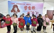 看！甪幼小雷锋在行动