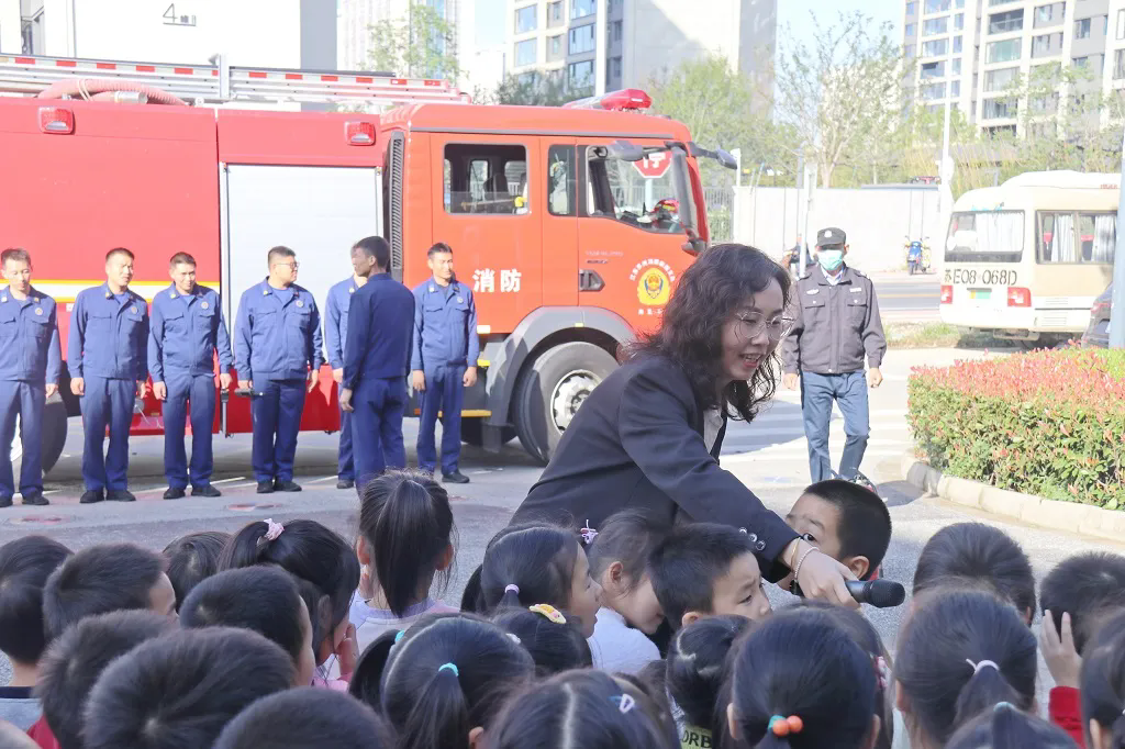以“练”筑防 安全“童”行——甪直实验幼儿园消防疏散演练系列活动